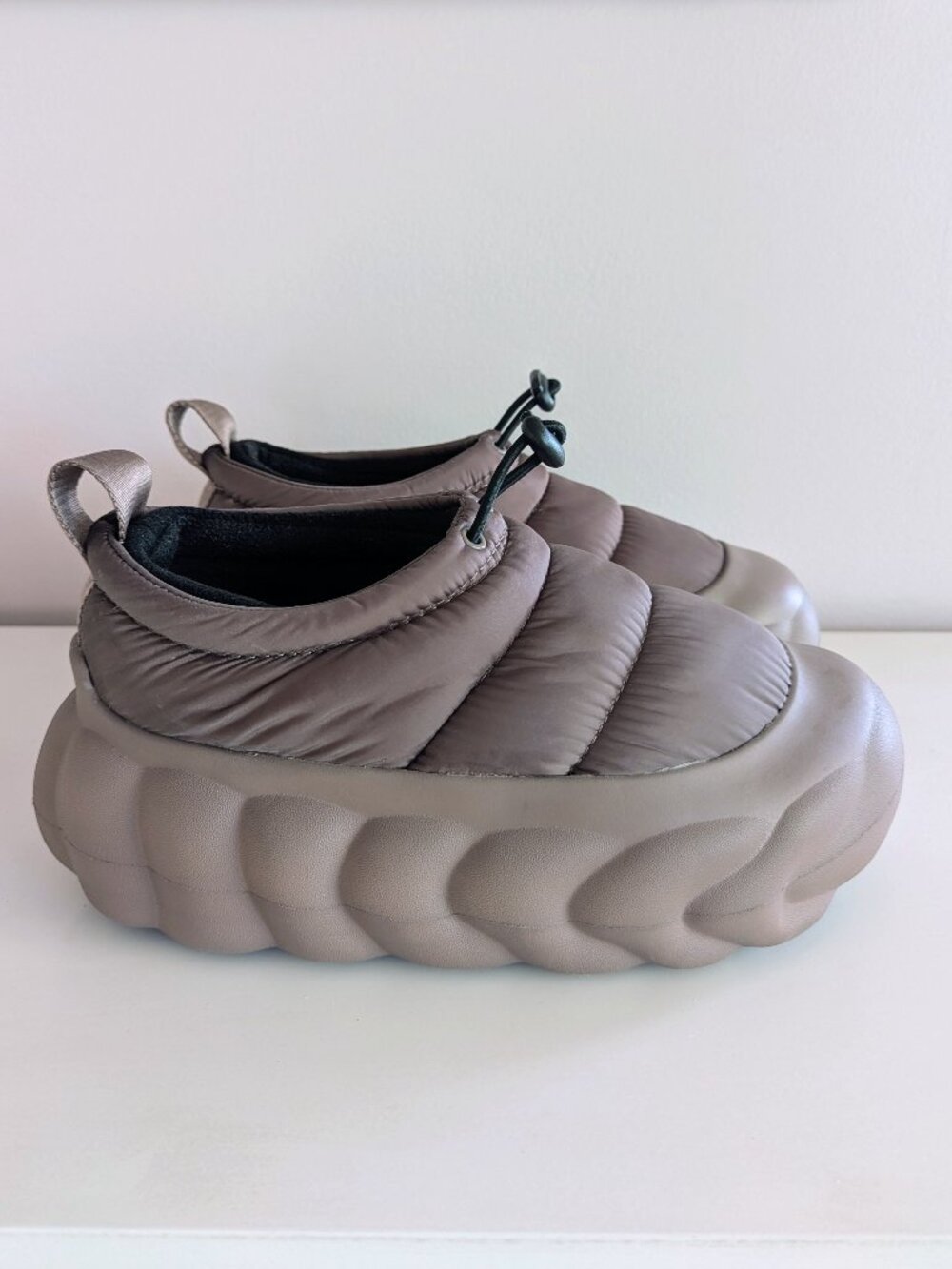 Crocs Overpuff Shorty Clog Quilted Puffer Platform M5 W7 Truffle